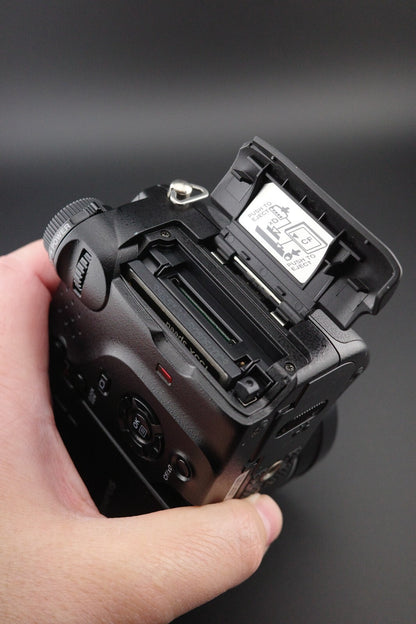 Olympus Digital Camera C-5060 Wide Zoom Flip Screen 5.1MP, Battery, Card & Bag
