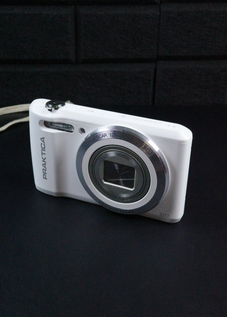 Praktica Luxmedia Z212 20MP Digital Camera – White + Battery - Tested & Working