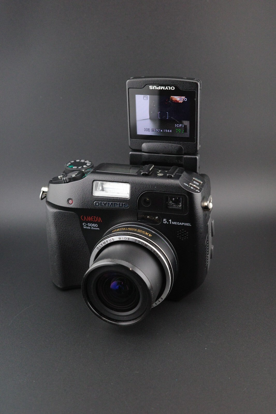 Olympus Digital Camera C-5060 Wide Zoom Flip Screen 5.1MP, Battery, Card & Bag