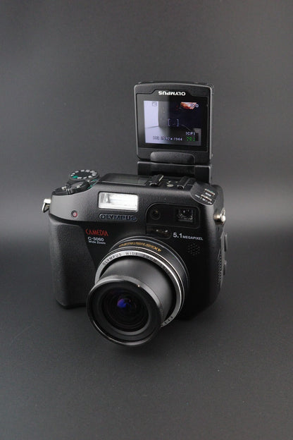 Olympus Digital Camera C-5060 Wide Zoom Flip Screen 5.1MP, Battery, Card & Bag