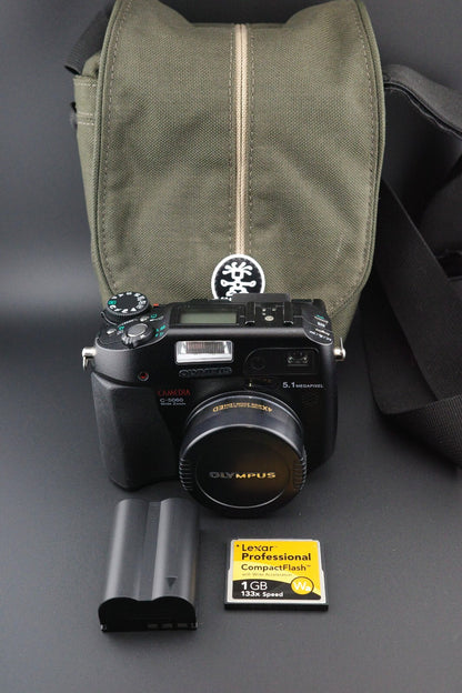 Olympus Digital Camera C-5060 Wide Zoom Flip Screen 5.1MP, Battery, Card & Bag