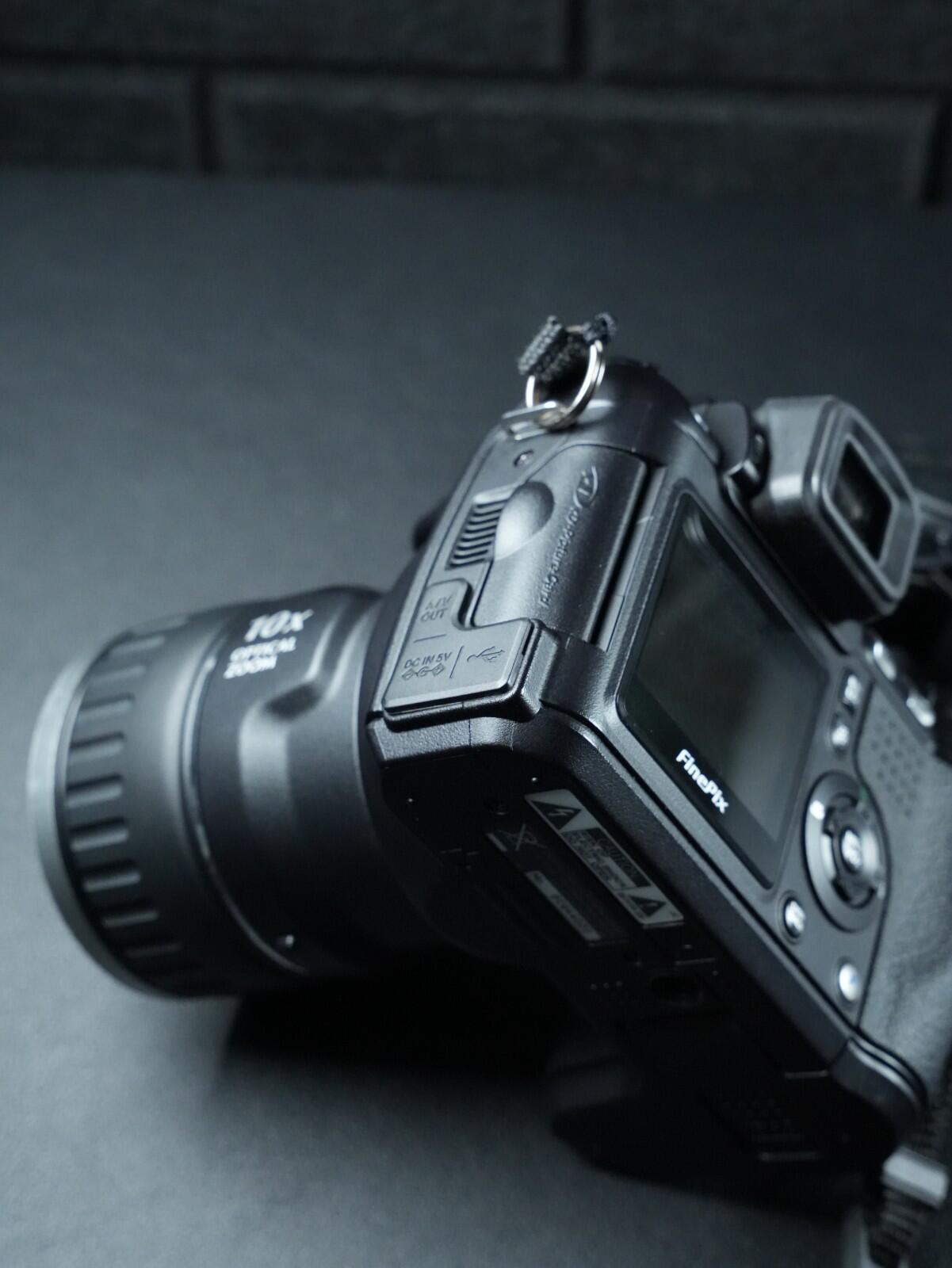 Fujifilm FinePix S5600 Digital Bridge Zoom Camera 5.1MP & Lowepro Case - Working