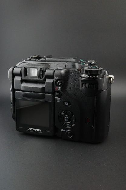 Olympus C-5060 Wide Zoom 5.1MP Camera + 512MB CF Card, New Battery and Bag