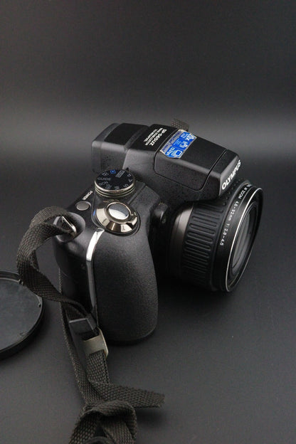 Olympus SP-565UZ 10MP CCD 20x Zoom Digital Camera + Batteries Tested & Working