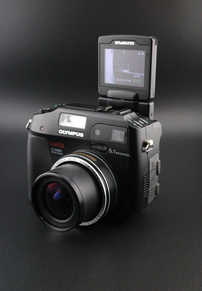 Olympus Camedia C-5060 Digital Camera 5.1MP + Card, Battery + Charger - Working