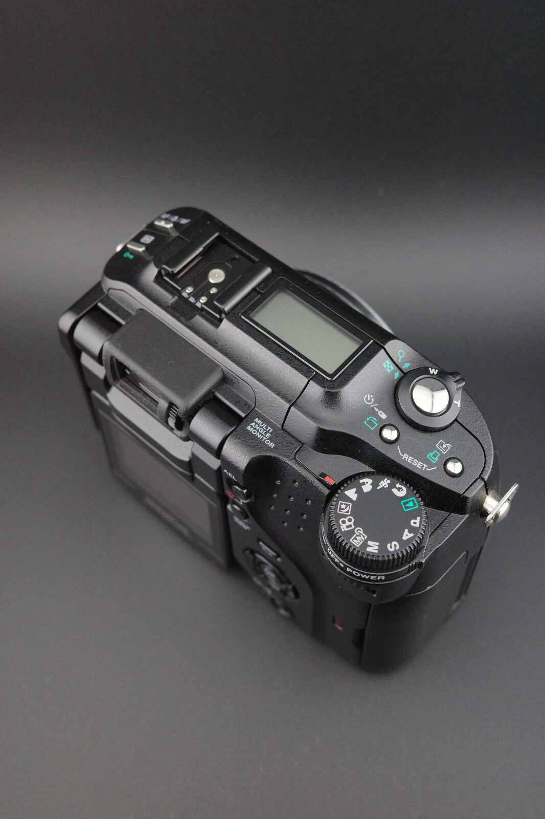 Olympus Digital Camera C-5060 Wide Zoom Flip Screen 5.1MP, Battery, Card & Bag