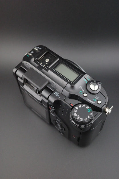 Olympus Digital Camera C-5060 Wide Zoom Flip Screen 5.1MP, Battery, Card & Bag