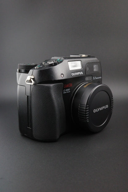Olympus C-5060 Wide Zoom 5.1MP Digital Camera, 1GB Lexar CF Card & Bag - Working