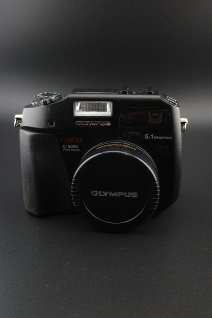 Olympus Camedia C-5060 5.1MP Digital Camera + New 2GB Card & Battery - Working