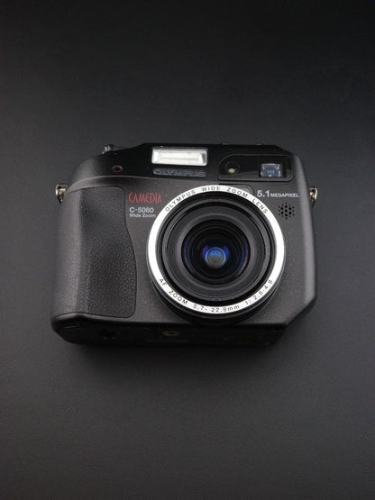 Olympus Camedia C5060 5.1MP Digital Camera + 2GB Lexar Pro CF Card - Working