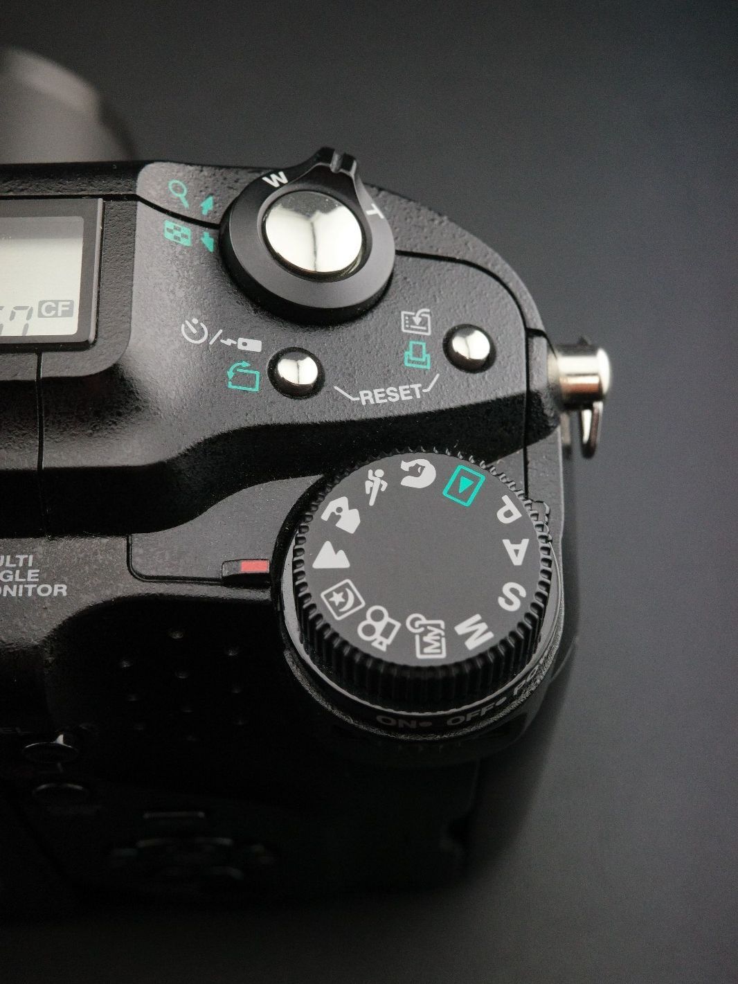 Olympus Camedia C5060 5.1MP Digital Camera + 2GB Lexar Pro CF Card - Working